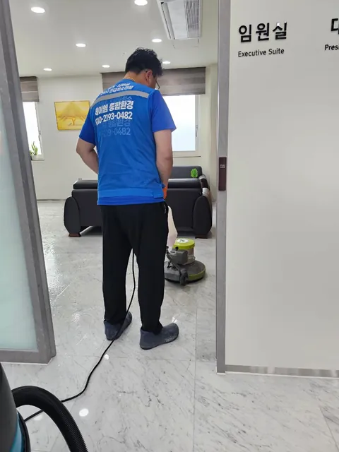 부산 강서구 사무실 바닥기계세척 — 폴리셔 세척부터 오염수 회수까지 사진 1