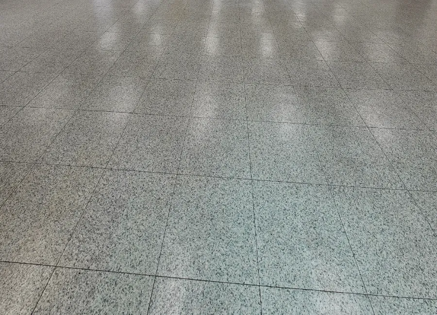 코팅 후 — 기계세척과 코팅을 마치고 건조된 김해 장유 사무실 바닥